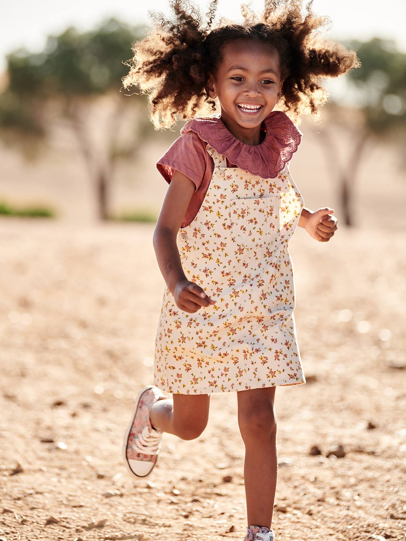 https://kids-avenue.com.ua/pages/gallery/5992/robe-salopette-a-fleurs-bretelles-a-volants.jpg
