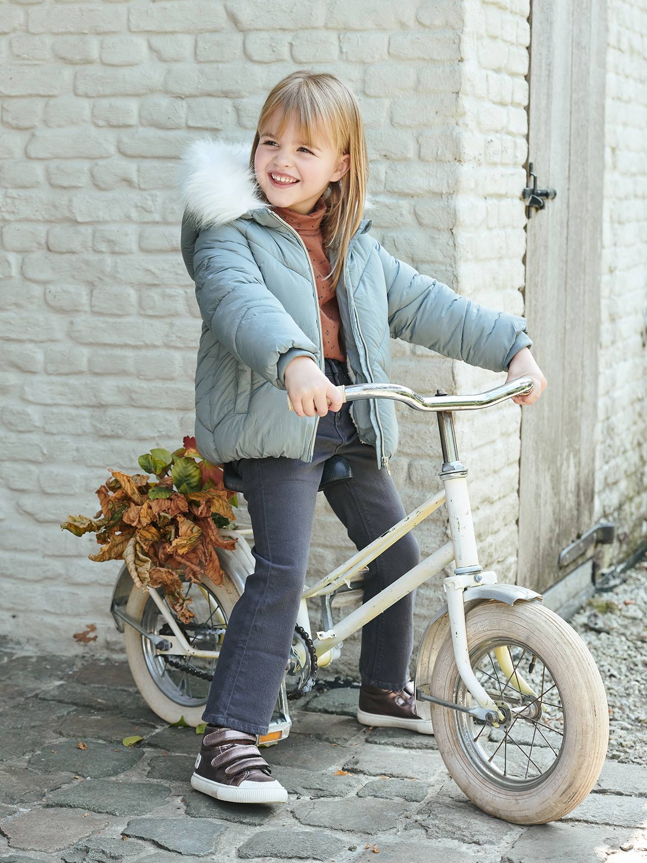 https://kids-avenue.com.ua/pages/gallery/6234/pantalon-flare-brode-aux-poches-fille.jpg