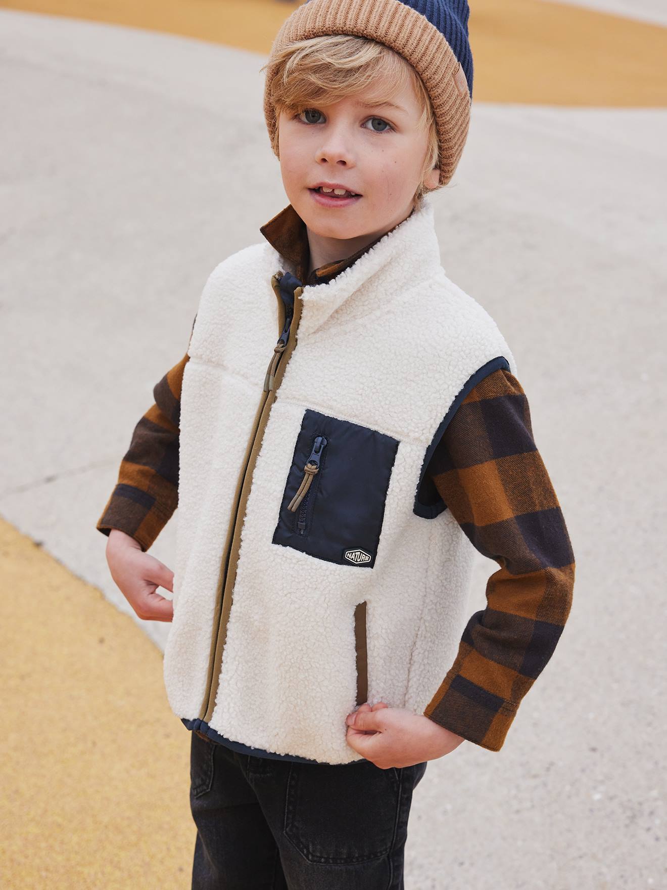 https://kids-avenue.com.ua/pages/gallery/6377/veste-zippee-sans-manches-en-sherpa-garcon.jpg
