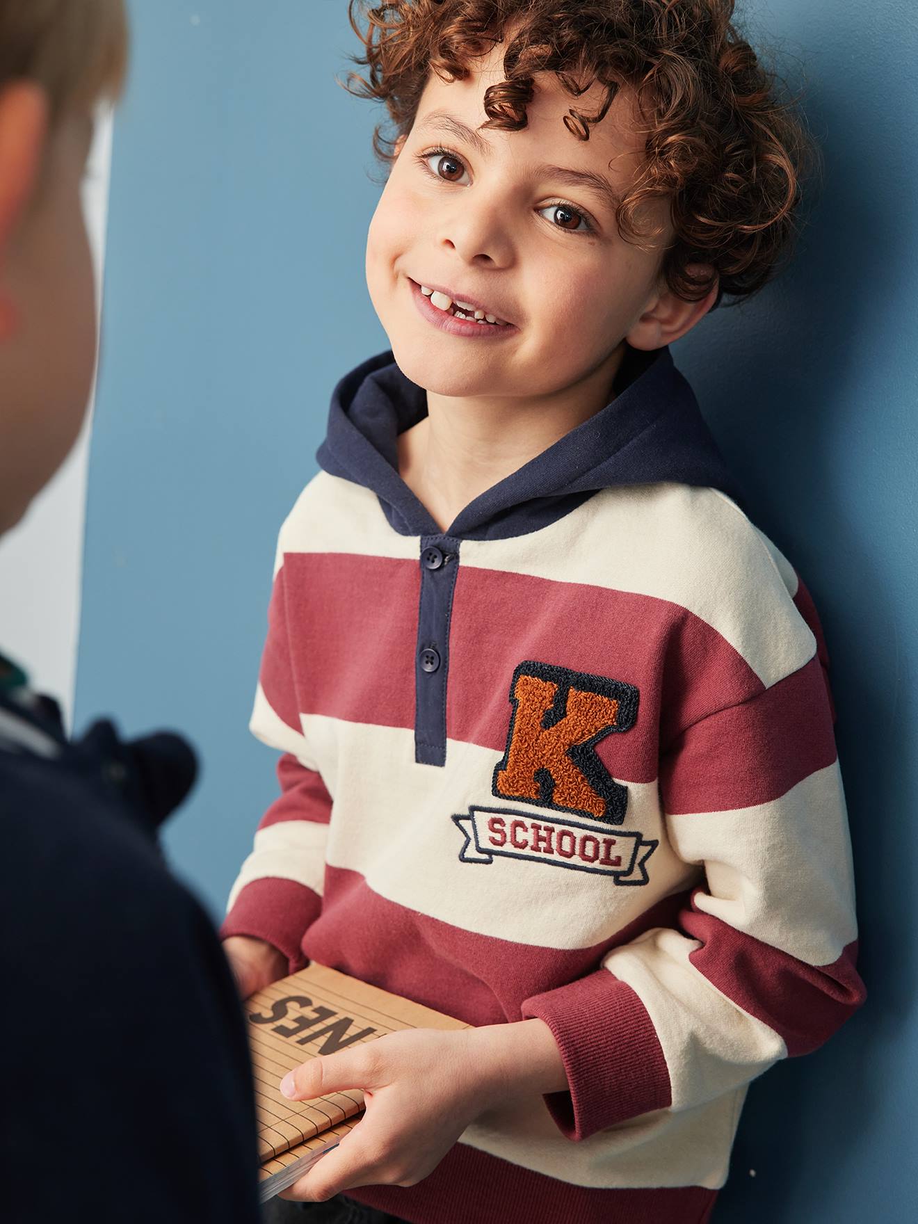 https://kids-avenue.com.ua/pages/gallery/6424/sweat-a-capuche-raye-garcon-badge-en-bouclettes.jpg