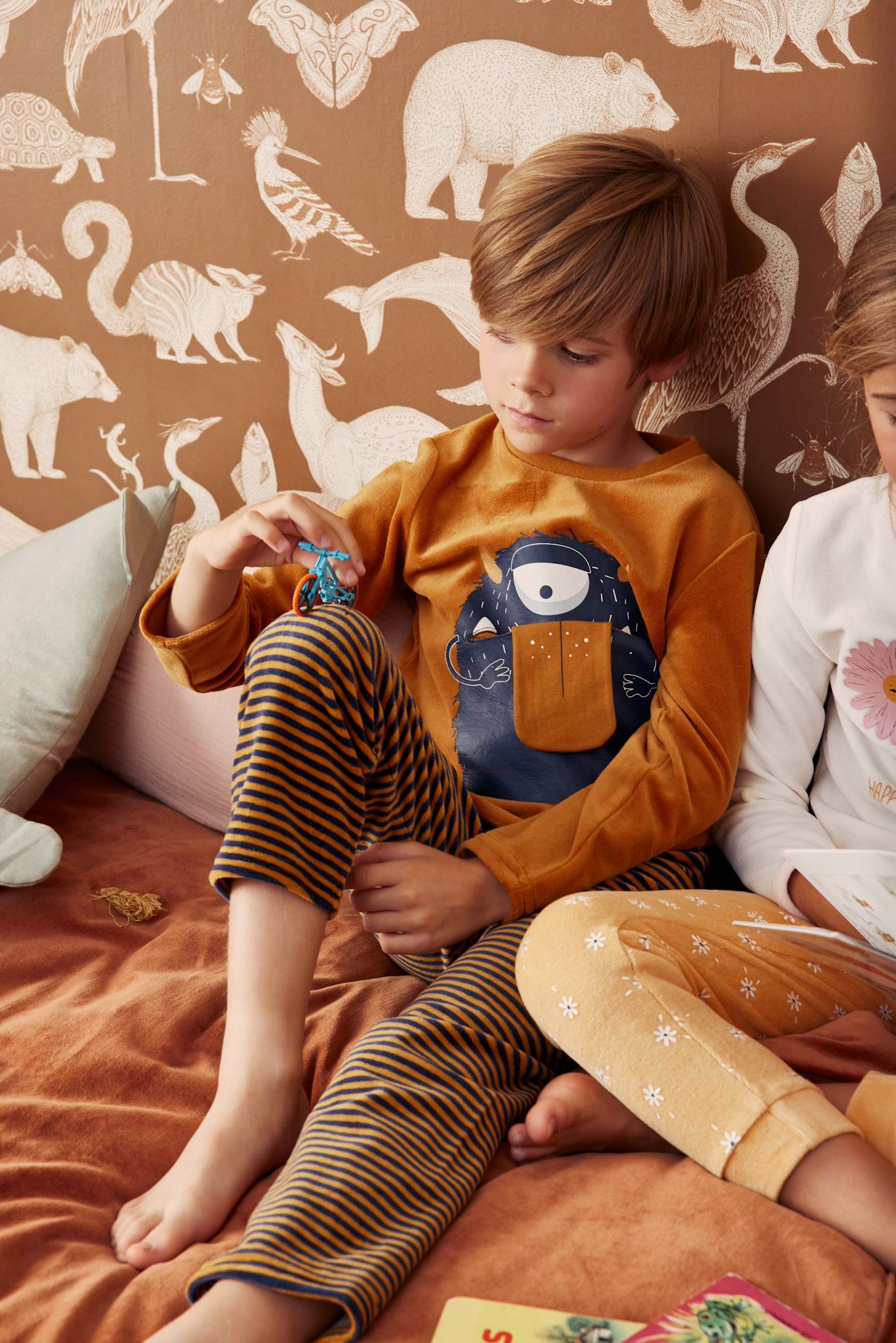 https://kids-avenue.com.ua/pages/gallery/6701/pyjama-ludique-monstre-velours-garcon.jpg